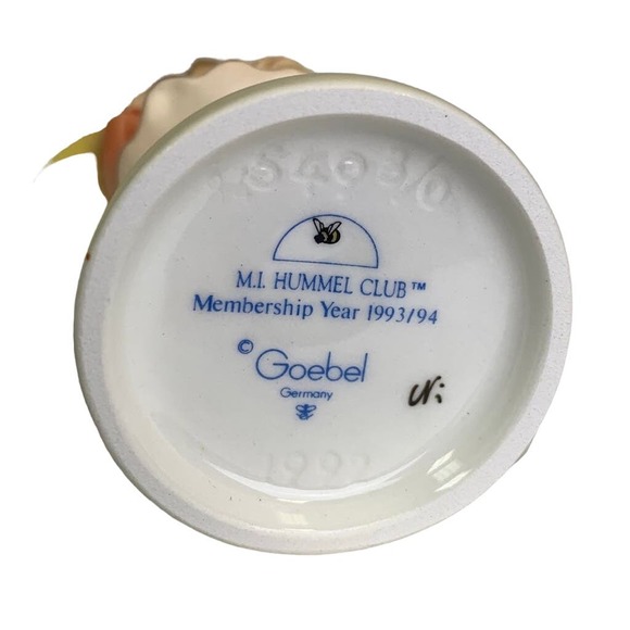 Vintage 1992 Hummel Goebel #549 A Sweet Offering Collectible Ceramic Figurine - Picture 6 of 7